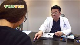 複合式電漿抽脂的術後照護方式與抽脂雷同，林敬鈞醫師建議，複合式電漿抽脂術後如同體內穿上塑身衣，因此術後塑身衣可免穿或只穿1至2週幫忙壓迫塑形，並搭配體雕按摩強化緊緻的效果。