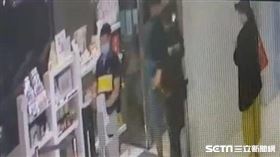 北市警方在胡姓攝影師身上搜出疑似迷幻藥物。（圖／翻攝畫面）