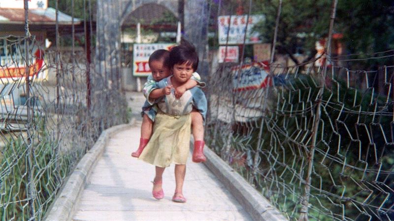 不畏吊橋搖晃　小女童咬牙背弟找媽媽