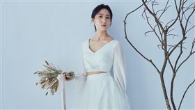 主持人賴妍潔日前受造型師邀約擔任婚紗模特兒。（圖／東森提供）