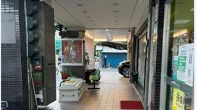 北市女子偕友抬棺到何志偉服務處陳情。（圖／翻攝自《我是士林人》）