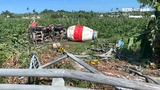 疑煞車失靈　混凝土車翻落田駕駛不治
