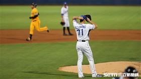 ▲富邦悍將投手江少慶中職生涯初登板，陳子豪炸裂3分砲。（圖／記者劉彥池攝影）