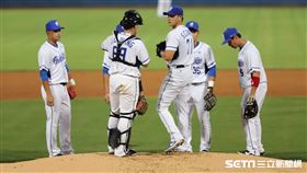 ▲富邦悍將投手江少慶中職生涯初登板挨轟，捕手張進德喊暫停。（圖／記者劉彥池攝影）