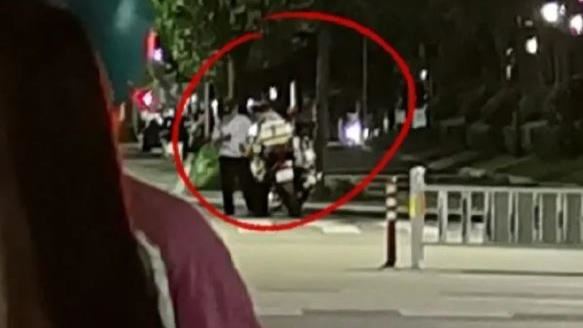 警察攔檢：快把裙子脫掉！　火燒屁股