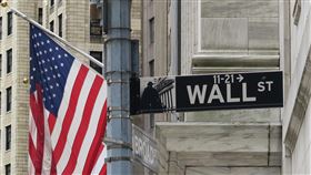 美股財報季利多  標普500指數屢創歷史新高美股財報季開跑近一個月來捷報頻傳，標準普爾500指數6日攻上歷史新高點，年初以來第44度創歷史收盤新高紀錄。圖為華爾街路標。中央社記者尹俊傑紐約攝  110年8月9日