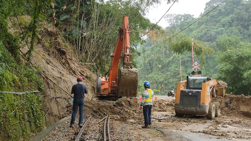 阿里山邊坡崩塌　公車接駁遊客下山