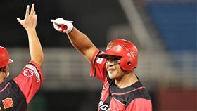 ▲吉力吉撈‧鞏冠首戰擊出全壘打。（圖／味全龍球團提供）