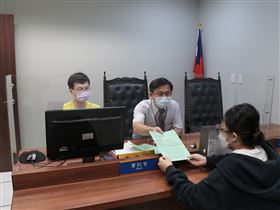 ▲新北分署及善心民眾幫忙，女大生終於能回到越南，也承諾一定會努力清償積欠的罰鍰。（圖／翻攝畫面）