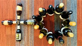 台灣本土+0，澳洲駐台辦事處及澳洲駐台代表露珍怡（Jenny Bloomfield）分別在臉書、特推同慶附上用紅酒排列出「+0」的照片，恭喜台灣清零。