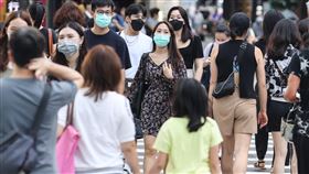 疫情趨緩　北市街頭週末現人潮國內COVID-19（2019冠狀病毒疾病）疫情趨緩，有民眾15日到台北市東區逛街，享受週末假期不忘口罩戴緊緊。中央社記者鄭清元攝　110年8月15日