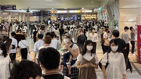 日本新增確診連3天逾2.5萬例  34人染疫死亡日本21日新增COVID-19確診病例2萬5492例，連3天單日新增逾2萬5000例，通報染疫死亡者34人。圖為東京鄰縣神奈川縣川崎市JR車站，儘管是被政府發佈緊急事態宣言的對象，21日人潮相當多。中央社記者楊明珠川崎攝  110年8月21日