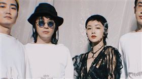 郭采潔驚傳和伊德爾(左二)密婚。（圖／翻攝自微博）