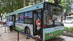 中國多地爆跨區搶人打疫苗據陸媒25日報導，因為基層揹負業績壓力，中國多地近日出現接種COVID-19疫苗跨區搶人大戰，不但專車接送，給錢供飯，最高行情還喊到人民幣1000元。圖為廣州把公車改裝為疫苗接種車。（中新社提供）中央社　110年8月25日