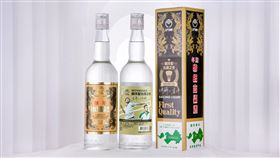 麟洋配台灣之光紀念酒  8/30金門縣民抽籤「麟洋配台灣之光陳年特級高粱酒」26日亮相，金門酒廠公司表示，30日上午10時將在金門縣政府抽籤，3.6萬名幸運兒可望中籤。（飲酒過量有害健康；酒後勿開車；未成年請勿飲酒）（金門酒廠提供）中央社記者黃慧敏傳真  110年8月26日