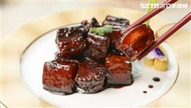  阿村牛肉湯 台南美食 阿霞飯店紅蟳米糕 香格里拉台南遠東國際大飯店醉月樓上海紅燒肉 黃偉哲市長開心與《Food _ Wine》雜誌合照 米其林 摘星（圖／台南市府提供）