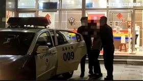 林男在捷運西門站偷拍2女裙底風光，正義哥上前制止並報案。（圖／翻攝畫面）