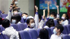 小朋友學習反霸凌觀念台北市教育局「網路安全不可少˙拒絕霸凌愛動保」活動23日在永吉國小舉行，透過各類多元創意宣導，讓小朋友踴躍學習反霸凌觀念。中央社記者鄭傑文攝  110年2月23日