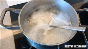 煮麵、冒白泡（圖／記者陳佳鈴）