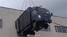 搬貨上3樓太累！他霸氣叫來吊車「吊貨車」　上演空中卸貨，圖／翻攝自吉林熱點兒微博