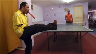 失去雙臂　他嘴含桌球拍腳發球闖帕運