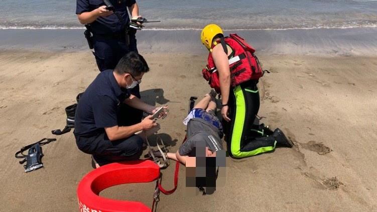 妙齡女獨自走進洲子灣　警消急救援