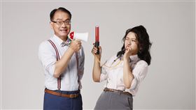 政論一哥鄭弘儀前進Podcast啦！攜手網路紅人朱姐（朱璟柔）搭檔主持《沒大沒小喇吉歐》。（圖／節目提供）