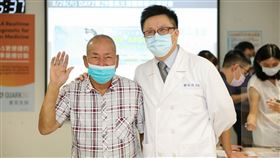 79歲呂先生（左），2019年因腰痛就醫檢查，意外發現肺癌併多處遠端轉移，後經醫師基因檢測與建議療程下改善。（圖／新光醫院提供）