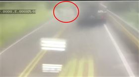 ▲行車紀錄器拍下東門鴨莊少東陳載聞在北宜公路上，摔進水泥車輪下的過程。（圖／翻攝自《重機車友 各區路況、天氣回報中心》臉書社團）