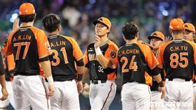 ▲統一獅球員慶祝勝利。（圖／記者劉彥池攝影）