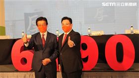 永豐餘消費品實業董事長何奕達(右)、徐志宏(左)於上市前業績發表會分享公司未來展望 （圖／記者戴玉翔攝影）