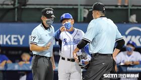 ▲富邦悍將總教練洪一中上場抗議。（圖／記者劉彥池攝影）