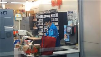 男超商內用泡麵後持刀搶劫…店員負傷