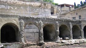 公元79年維蘇威火山爆發時，赫古拉尼翁（Herculaneum）被埋在火山灰下。圖為發現赫古拉尼翁遺骸的地點。（圖／翻攝自維基百科，版權屬公有領域）