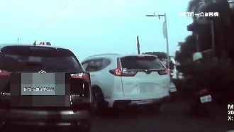 搶車道互不讓！駕駛停橋中央下車嗆