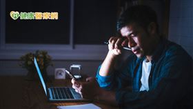 長期居家生活容易讓人晚睡、作息不正常的行為，導致免疫力下降，容易引發細菌、黴菌入侵體內。