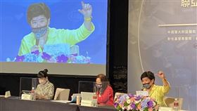 聯亞生技集團董事長王長怡說明，疫苗研發過程相當辛苦。（圖／記者簡浩正攝影）