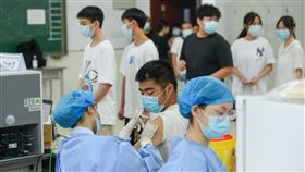 重慶電話哥投訴爆紅後  迫使官方取消強制打疫苗重慶市多區近日祭出變相強制打疫苗的「雙碼聯查」後，因為一名老黨員怒控此舉違法違憲「對抗黨中央」的錄音檔在網路熱傳，已迫使官方下令取消。圖為5日，醫護人員在重慶楊家坪中學為學生集體打疫苗。（中新社提供）中央社  110年8月26日