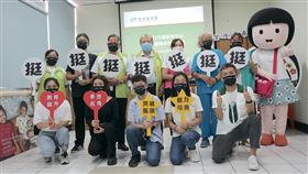 花蓮家扶獎助學金缺口4成  盼大眾支持花蓮家扶中心每學期資助逾900名學生獎助學金，減輕弱勢家庭就學負擔，受到COVID-19疫情影響，捐款減少，但申請案件增加1成，獎助學金目前仍有4成缺口；27 日邀請受扶學生分享受助心路歷程，盼社會大眾支持。中央社記者張祈攝  110年8月27日