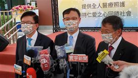 仁愛醫療財團法人與長庚醫療財團法人合作聯盟儀式，於27日上午在大里仁愛醫院舉行。左起為長庚醫療財團法人決策委員會主委程文俊、衛福部次長石崇良、仁愛醫療財團法人董事長廖仁。（圖／仁愛醫療財團法人提供）