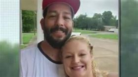 ▲希爾與她的先生。（圖／翻攝自Tiffani Hill推特）