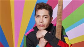 蕭敬騰在新歌MV中展現不受拘束、擺脫束縛的一面。（圖／華納音樂提供）