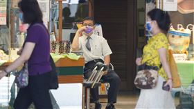 4月景氣燈號續亮紅燈  5月疫情升溫恐衝擊內需國發會27日公布4月景氣燈號續亮代表「熱絡」的紅燈，不過國發會坦言，國內疫情升溫，恐衝擊消費動能，後續發展須審慎關注。中央社記者徐肇昌攝  110年5月27日