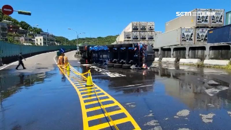 槽車自撞翻覆　有毒液體噴濺逾百米