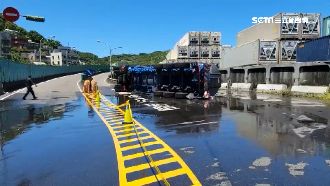 槽車自撞翻覆　有毒液體噴濺逾百米