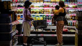 7月景氣燈號連6紅（2）國發會27日發布7月景氣燈號連續第6個月亮出紅燈，不過景氣領先、同時指標續呈下跌，綜合判斷分數也降至38分，國發會表示，景氣受到COVID-19疫情干擾，須密切關注後續發展。圖為民眾在賣場逛街選購商品。中央社記者王騰毅攝　110年8月27日