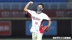 ▲東京奧運網球國手盧彥勳受邀替樂天桃猿開球。（圖／記者劉彥池攝影）