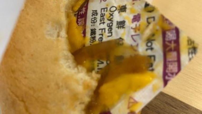 鮪魚買連鎖店漢堡　竟咬到整包乾燥劑