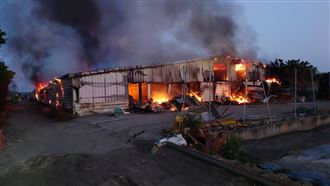 彰化工廠大火！老闆救出家人又衝火場