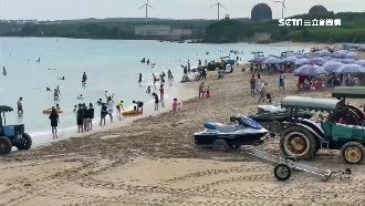 暑假最後週末　墾丁南灣湧現戲水人潮